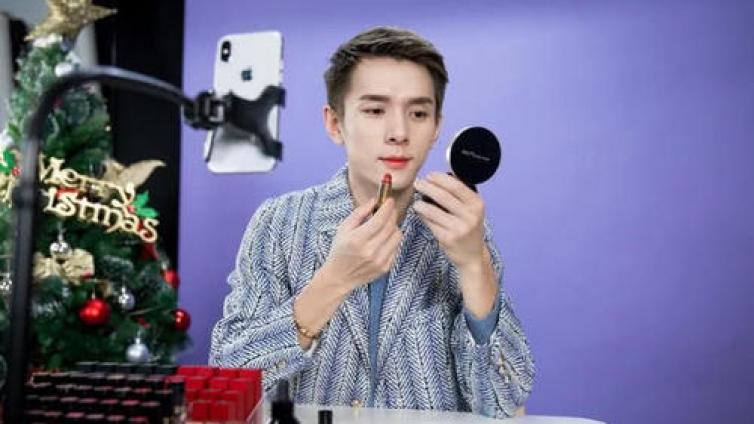 李佳琦是如何在抖音上火起來的？