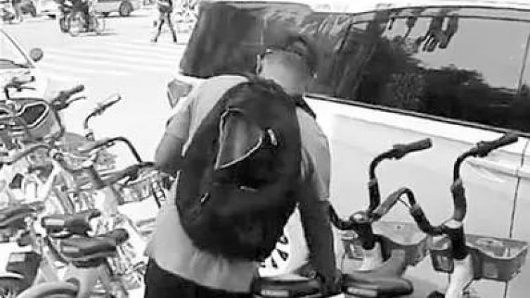 貼1張1毛錢，在共享單車上貼小廣告，竟能日賺300+